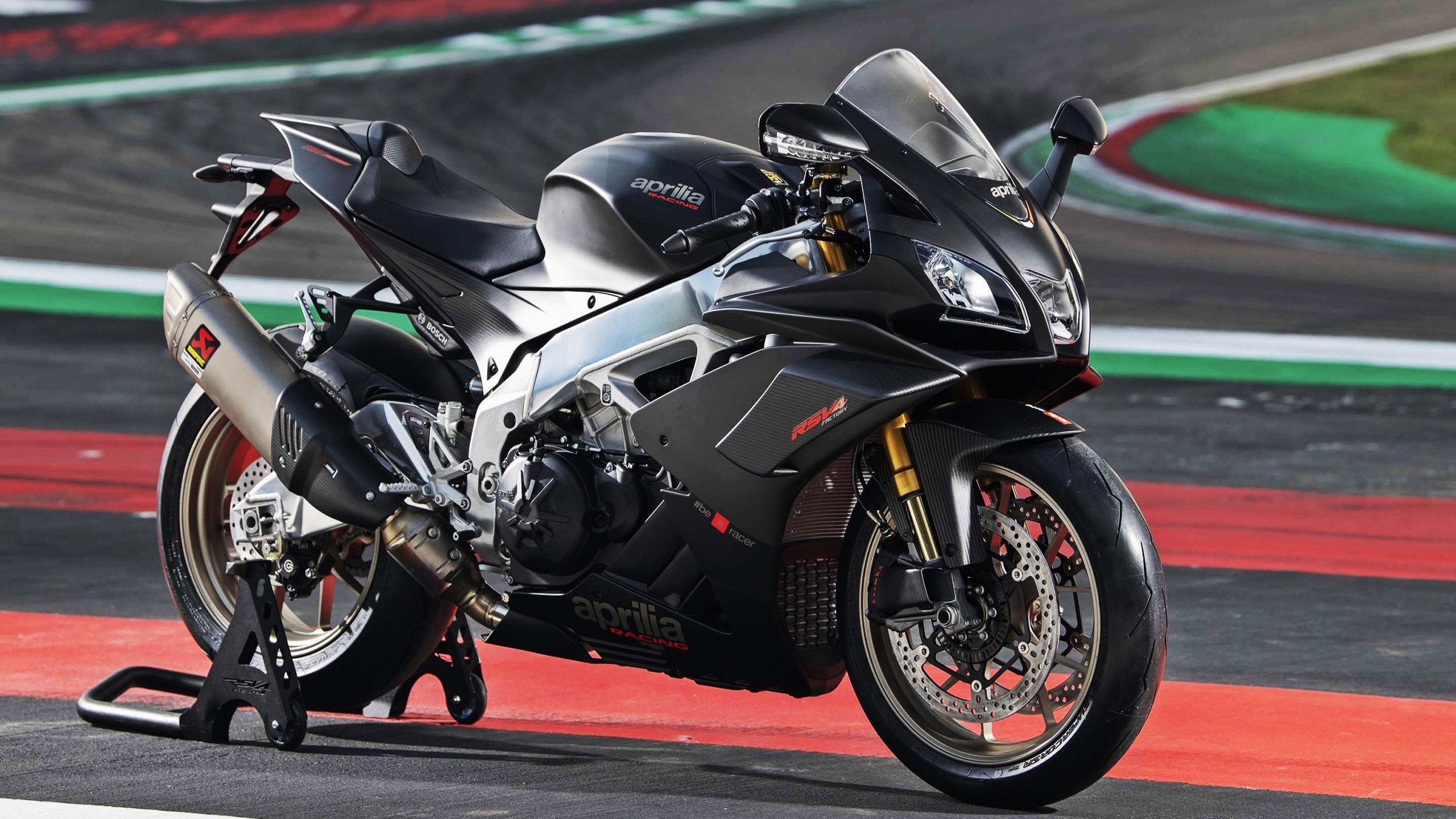 国际足球巨星加盟中超引发热议,国际足球巨星加盟中超引发热议的原因