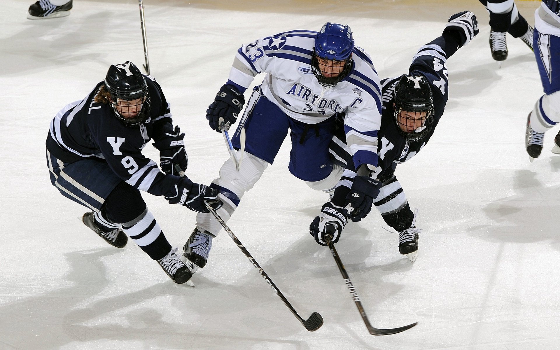 开云电竞赛事-极限滑翔伞飞行比赛，俯瞰大地的壮丽风景，滑翔伞试飞